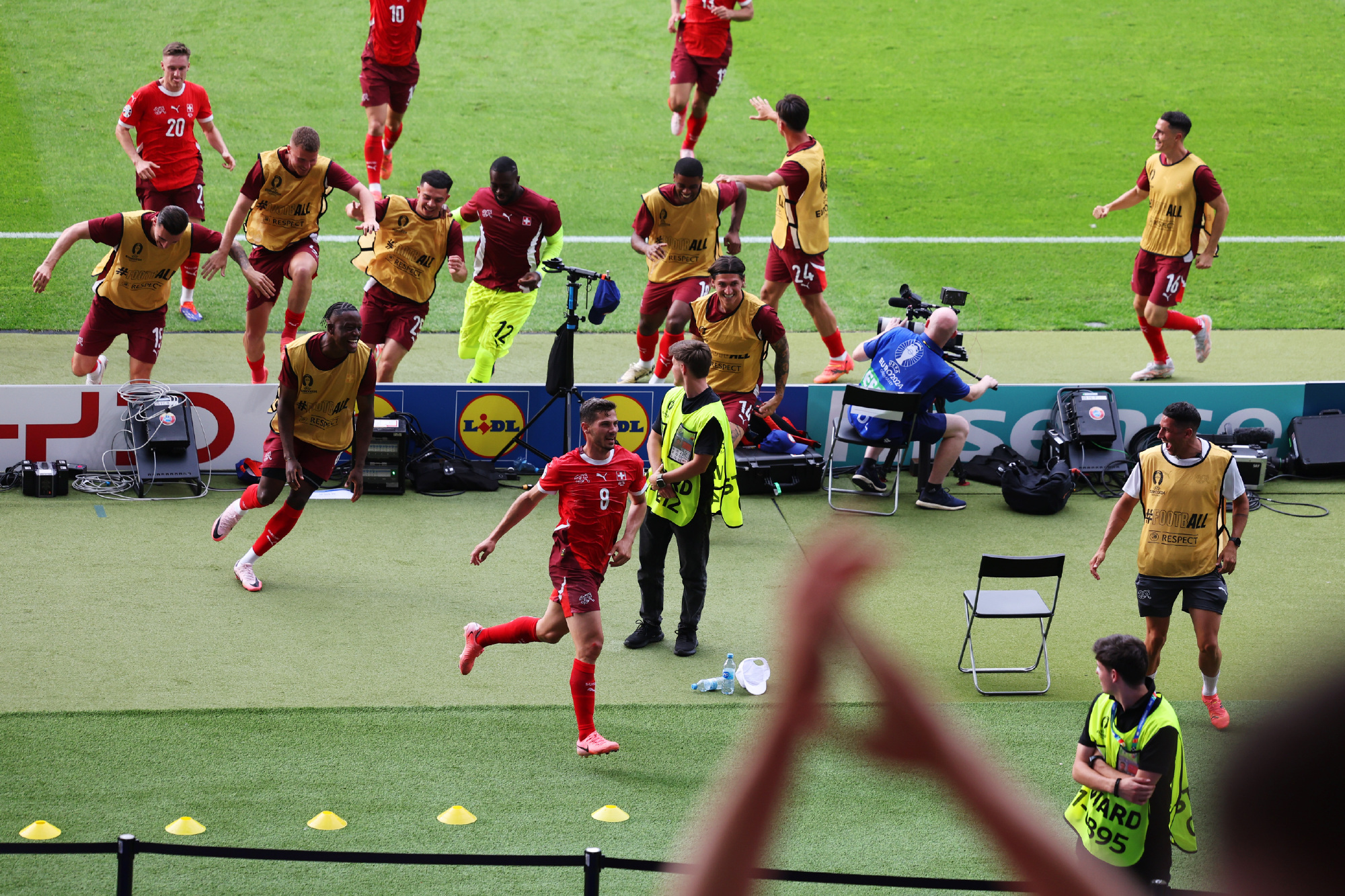 九游竞技-球员们不畏困难，奋力赶往欧洲杯赛场