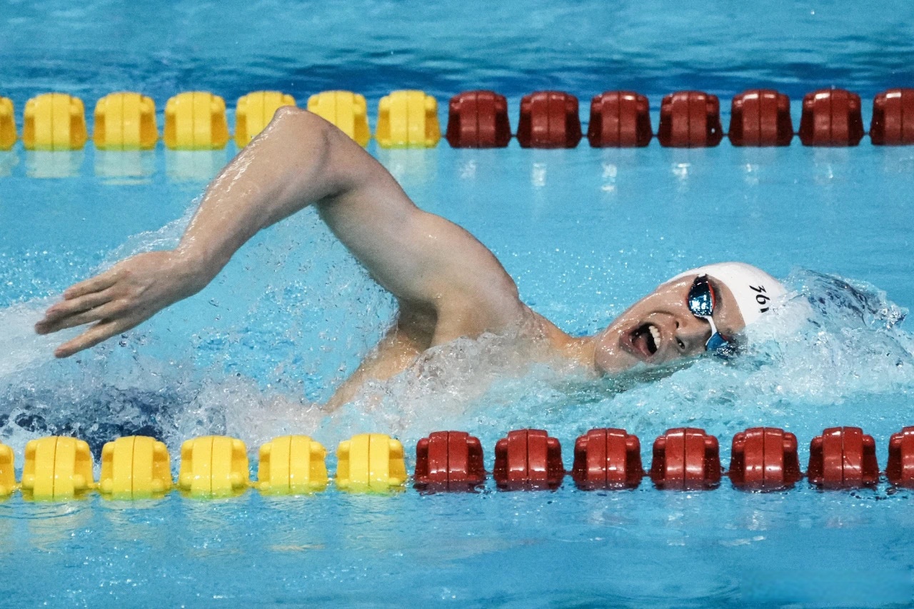九游中国官网-游泳比赛中选手全力以赴冲刺终点