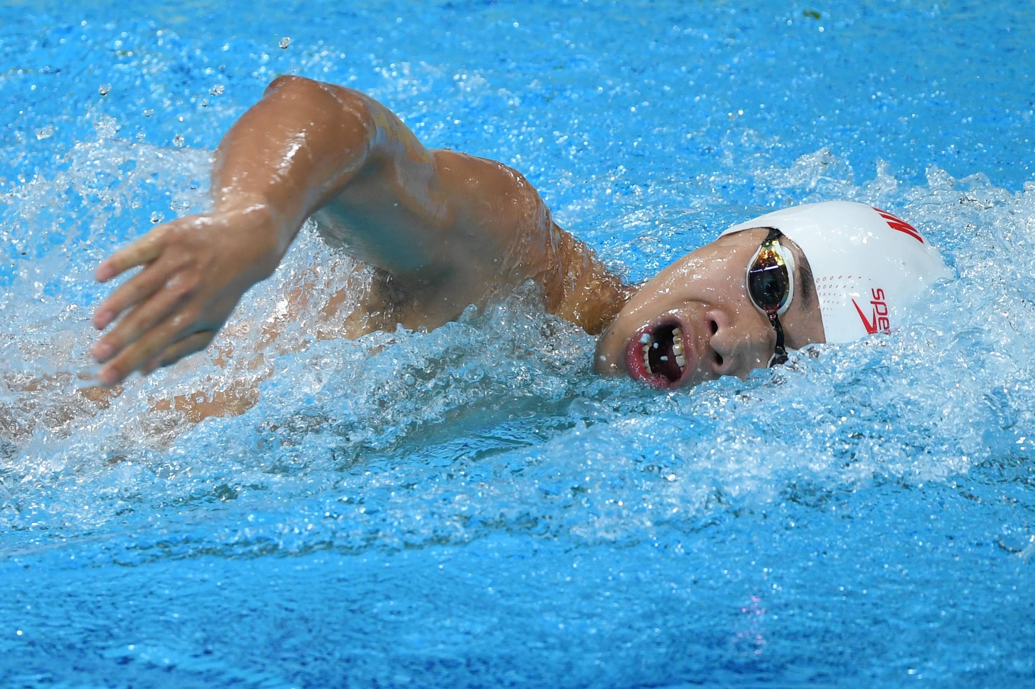 游泳比赛中选手全力以赴冲刺终点